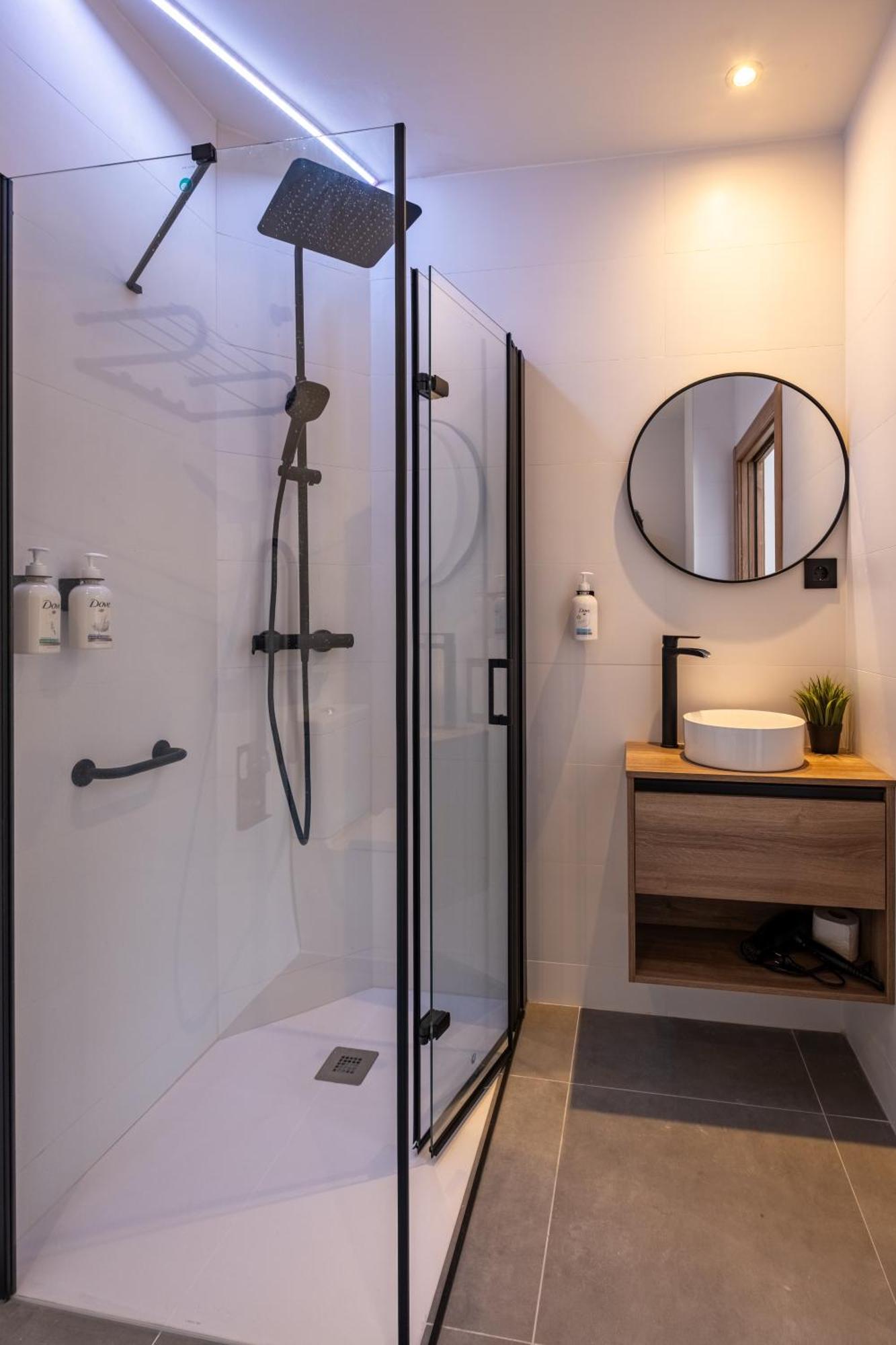Habitación con cama extragrande y ducha a ras de suelo - Adaptada para personas con movilidad reducida